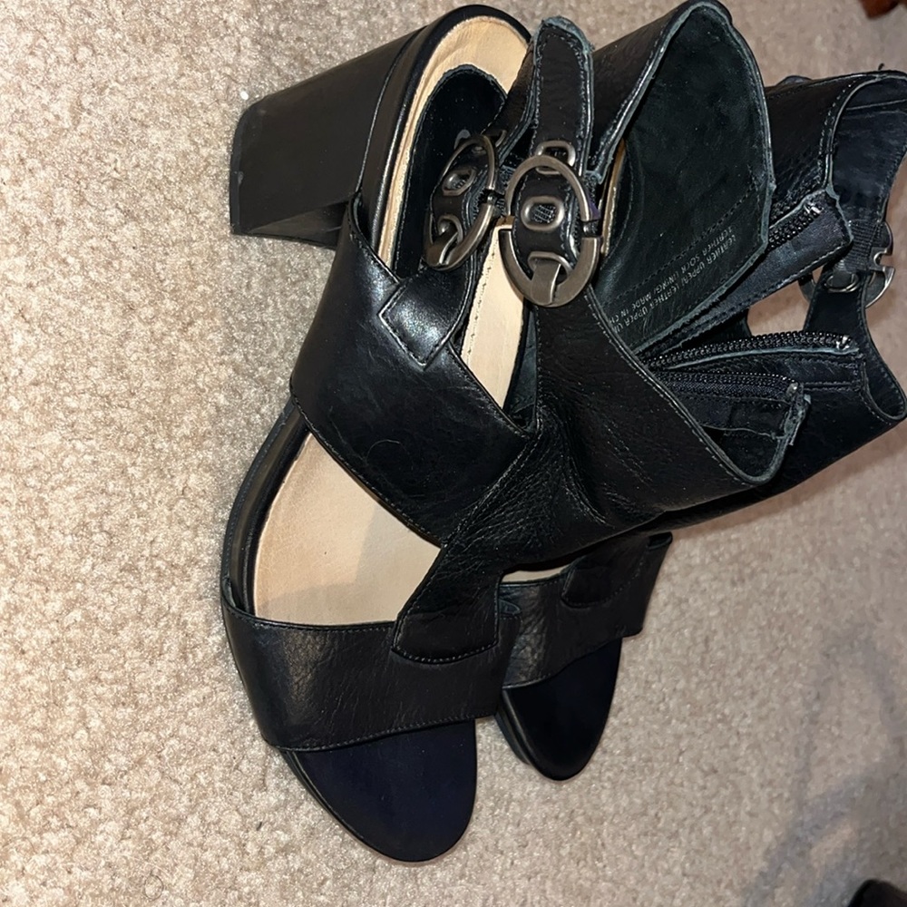 Hey, guys! I’m selling a pair of casual black heels.